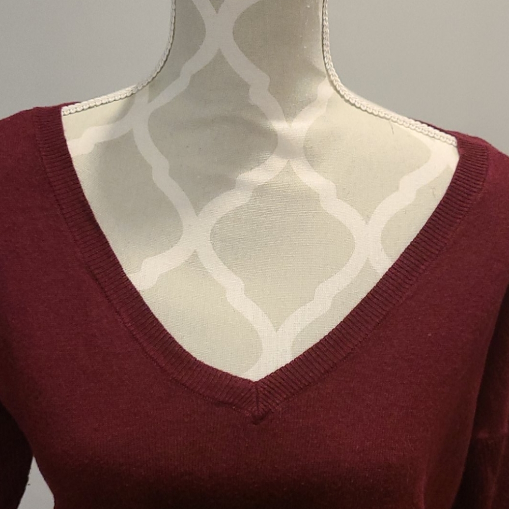 American eagle Burgundy vneck sweater - Picture 5 of 8
